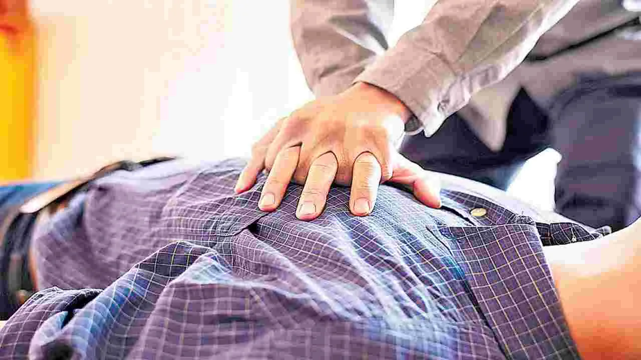 CPR: గుండె నొప్పితో కుప్పకూలిన వ్యక్తి