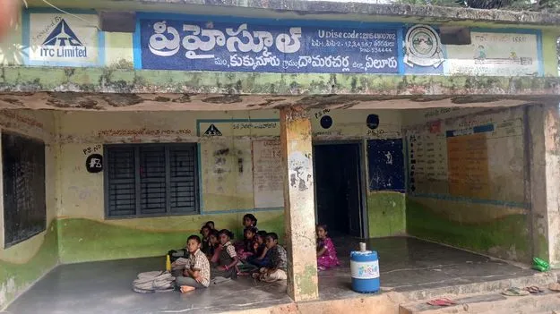 టీచర్‌ లేని పాఠశాల!
