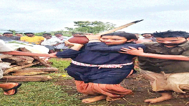   తండ్రికి తలకొరివిపెట్టిన కుమార్తె