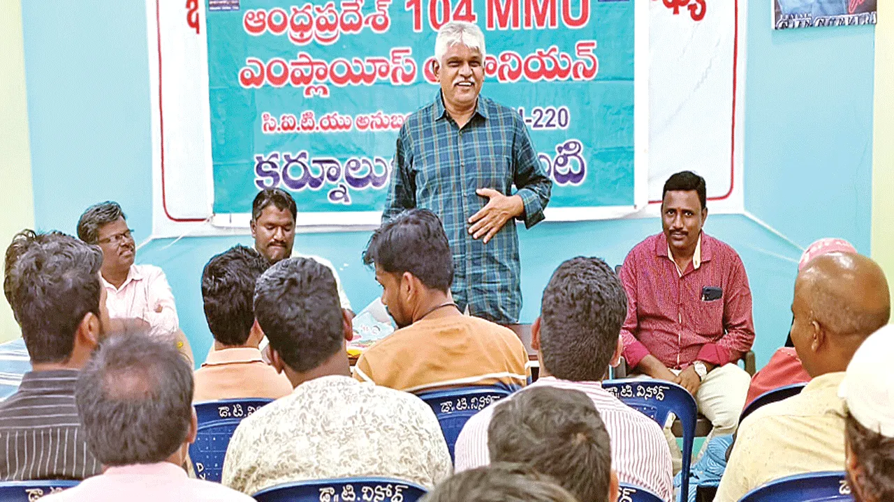 పెండింగ్‌ వేతనాలు చెల్లించాలి