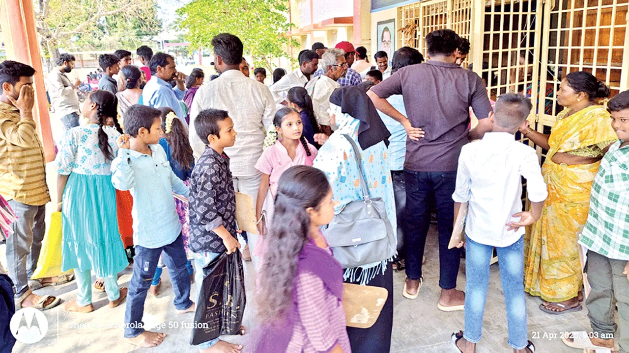 సార్‌.. ఓ సీటు ప్లీజ్‌
