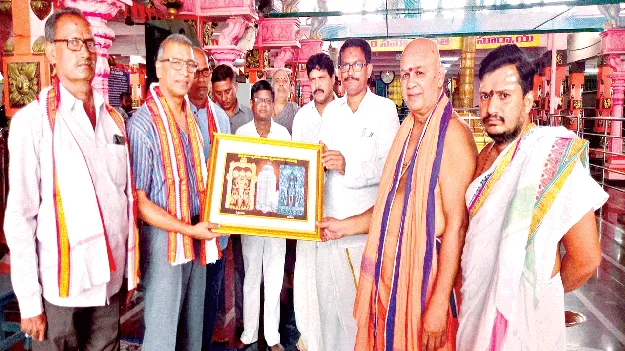 ఆదిత్యుని ఆలయానికి పోటెత్తిన భక్తులు