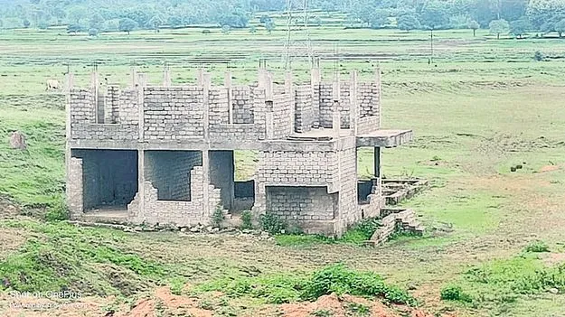 అగమ్యగోచరంగా అసంపూర్తి భవనాలు