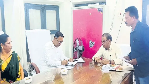 పంచాయతీలో నిధుల గోల్‌మాల్‌పై ఆరా