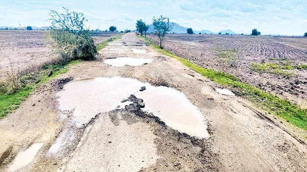  ఈ రోడ్డు బాగవుతుందా?   