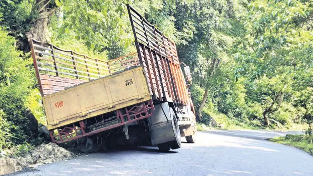 ఘాట్లో ప్రమాదభరితంగా ఓఎఫ్సీ గోతులు