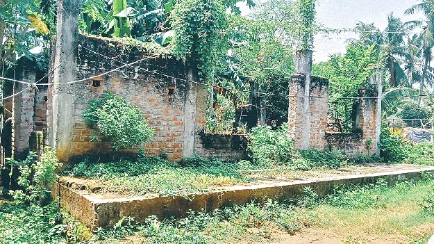 శిథిల భవనం తొలగించరు.. కొత్తది పూర్తి చేయరు