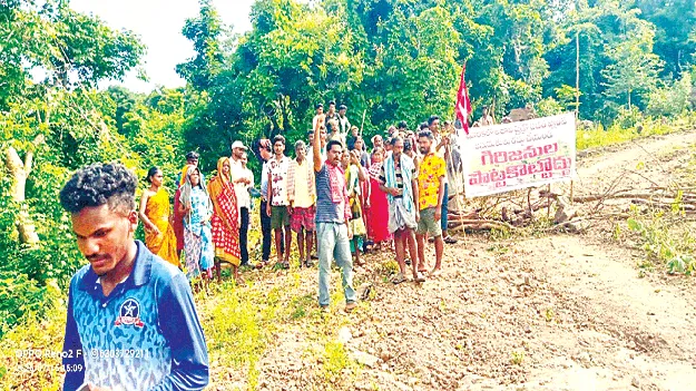 ప్రాణ ం పోయినా గ్రామం విడిచేదిలేదు 