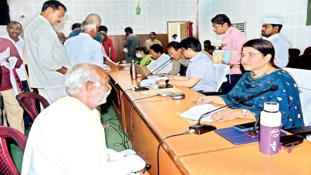 అర్జీలను నిర్ణీత గడువులో పరిష్కరించాలి: కలెక్టర్‌