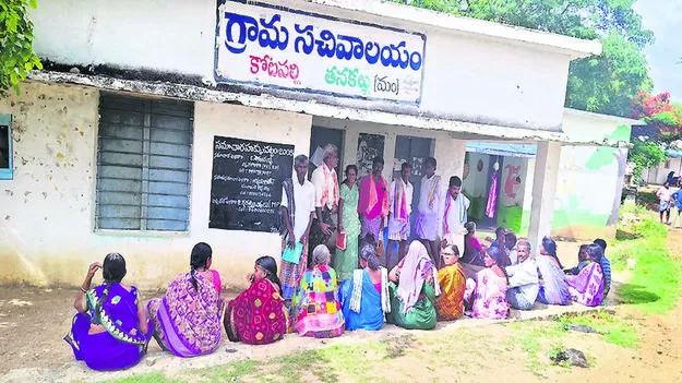 EMPLOYEES: కొరవడిన సమయపాలన 