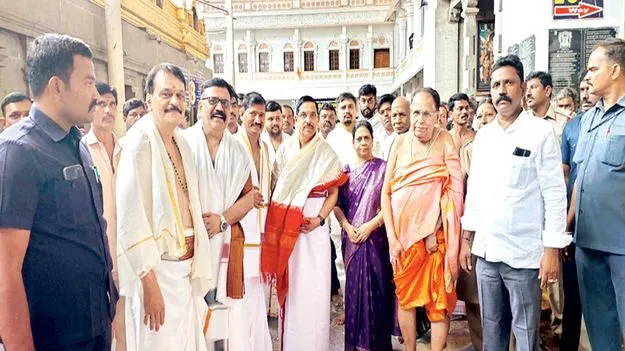 రాఘవేంద్రస్వామిని దర్శించుకున్న కేంద్ర మంత్రి