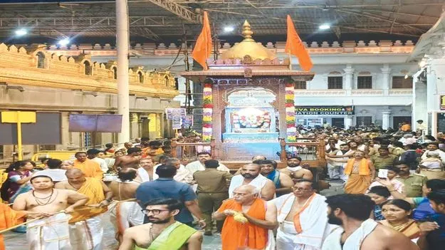  చెక్క రథంపై ప్రహ్లాదరాయలు