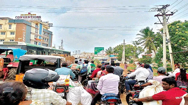 ట్రాఫిక్‌ బాధలు తప్పేదెప్పుడో?