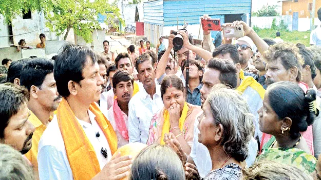 ఎమ్మెల్యేను చుట్టుముట్టిన మహిళలు