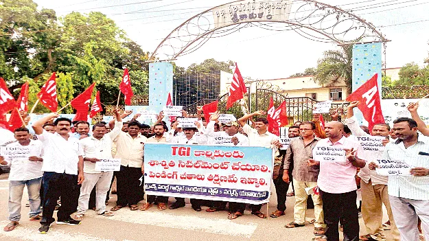 కార్మికులకు న్యాయం చేయాలి