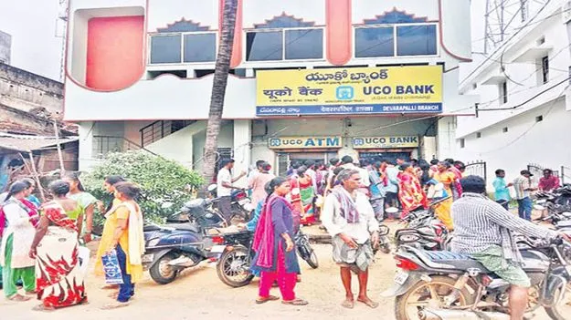 బ్యాంకులకు తల్లికి వందనం తాకిడి