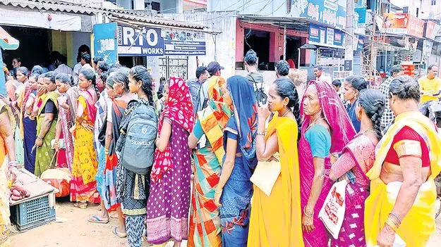 బ్యాంకుల వద్ద తల్లుల సందడి