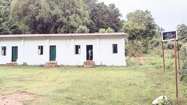 33 ఏళ్లుగా రేకుల షెడ్డులోనే..