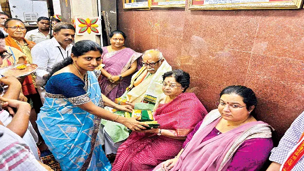 Ashok visits Pydimamba పైడిమాంబను దర్శించుకున్న అశోక్‌  