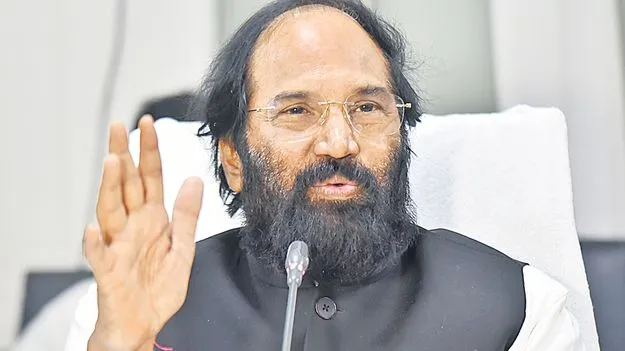 Uttam: కుంగే బ్యారేజీలకు  నీళ్లు ఎత్తిపోయాలా?