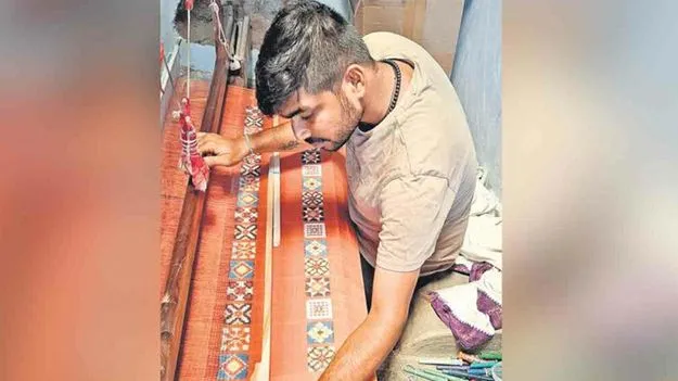 National Young Weaver Award: గూడ పవన్కు జాతీయ యంగ్ వీవర్ అవార్డు