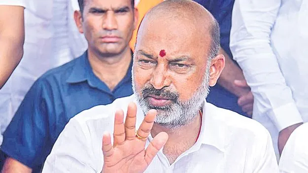 Bandi Sanjay: బనకచర్లపై ఏం జరిగిందో  ఇద్దరు సీఎంలూ చెప్పాలి