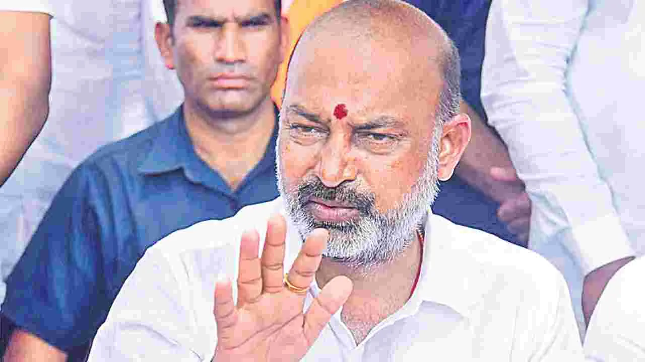 Bandi Sanjay: బనకచర్లపై ఏం జరిగిందో  ఇద్దరు సీఎంలూ చెప్పాలి