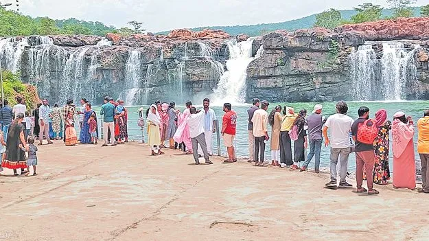Bogatha Waterfall: బొగత వద్ద పర్యాటకుల సందడి