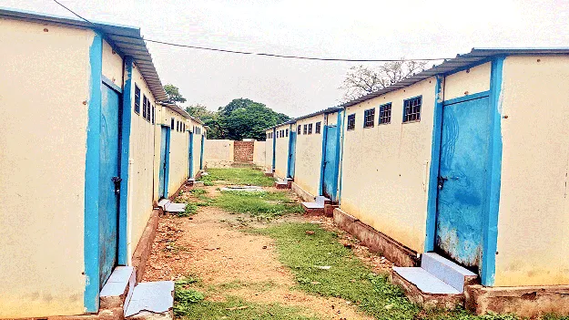 మరుగుదొడ్డికి తాళం