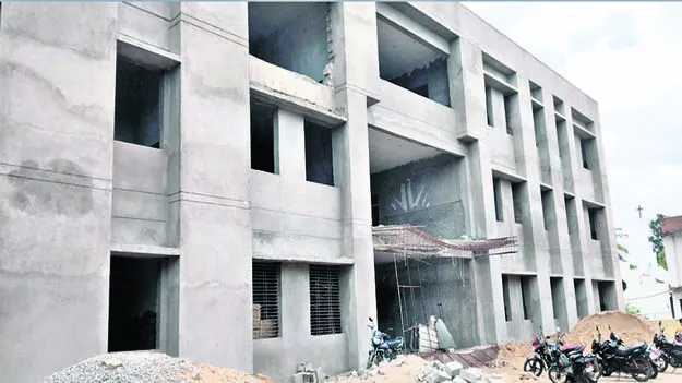 HOSPITAL: నత్తనడకన ఆస్పత్రి నిర్మాణం 