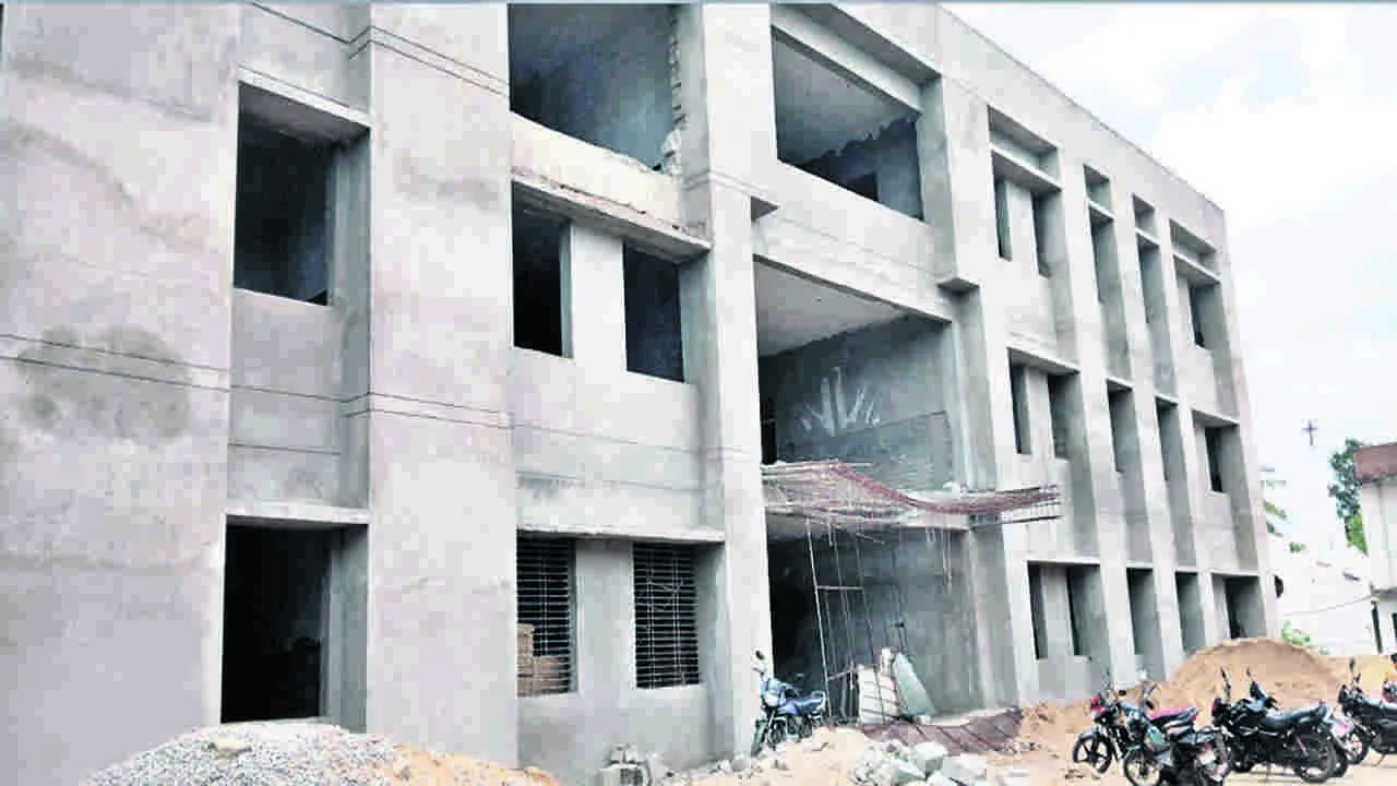 HOSPITAL: నత్తనడకన ఆస్పత్రి నిర్మాణం 