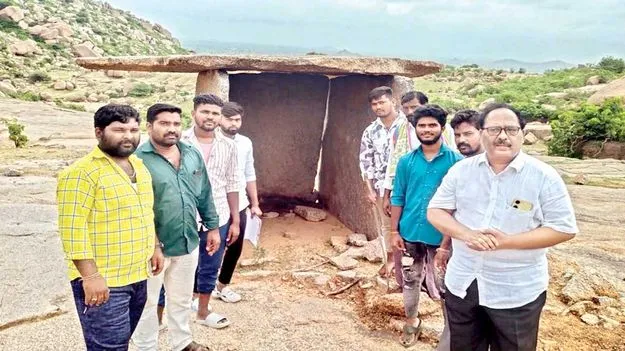 రాతి సమాధులను పరిరక్షించుకోవాలి 