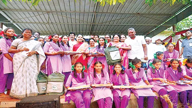 మారనున్న గిరిజనుల బతుకులు 