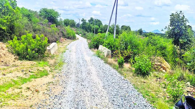 ROAD: కంకర పరిచారు...తారు మరిచారు