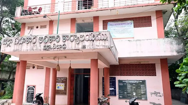 అధికారులు కావలెను!