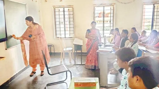 పాఠాలు చెప్పిన పాలనాధికారి..!