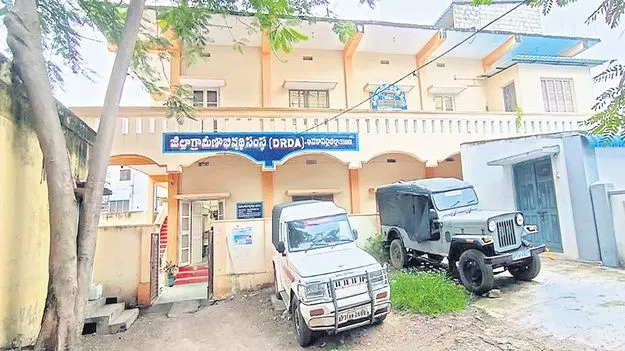 పింఛన్లకు వితంతువుల నిరీక్షణ