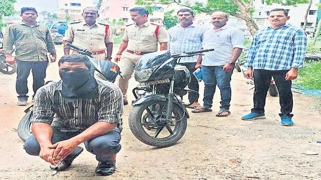 ద్విచక్ర వాహనాల చోరీ కేసుల్లో నిందితుడి అరెస్టు