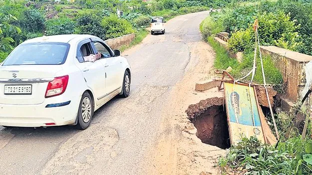 ప్రమాదకరంగా బురదగెడ్డ వంతెన