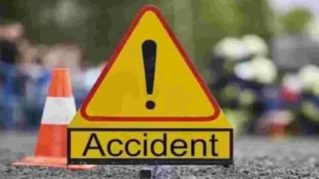Fatal Accident: అదుపుతప్పి జనాలపైకి దూసుకెళ్లిన  లారీ