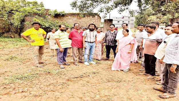 అన్నా క్యాంటీన్‌ ఏర్పాటుకు స్థల పరిశీలన 