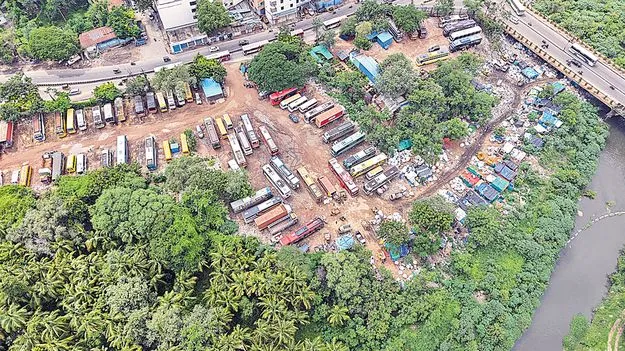 Illegal Encroachments: మట్టి పోసి.. మూసీని కబ్జా చేసి..