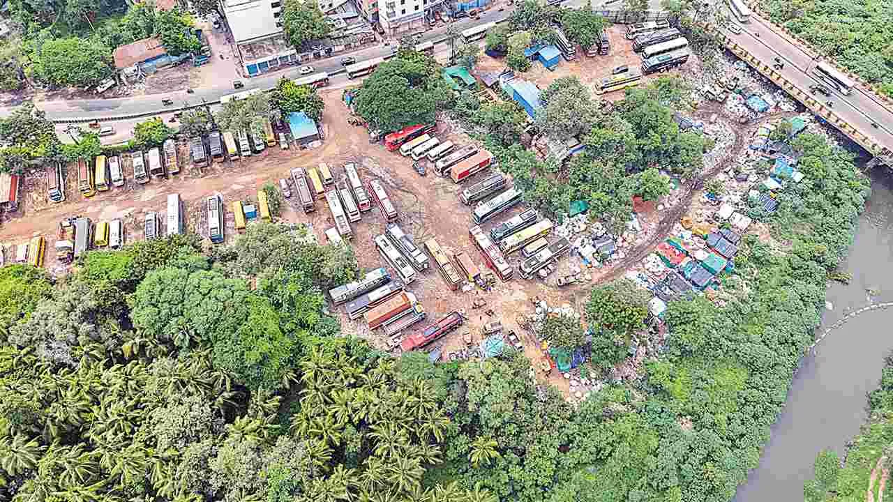Illegal Encroachments: మట్టి పోసి.. మూసీని కబ్జా చేసి..