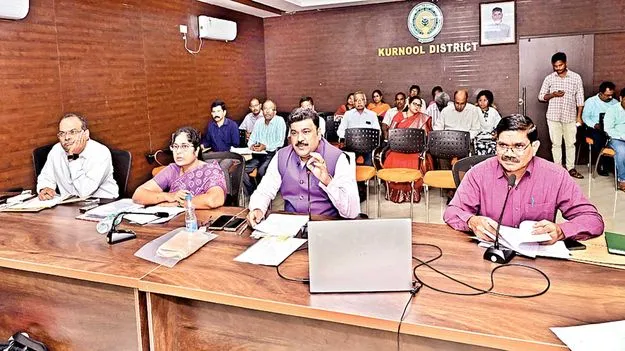 ఎమ్మిగనూరు హౌసింగ్‌ ఏఈకి షోకాజ్‌ నోటీసులు 