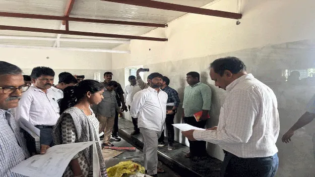 దేవగుడిలో స్మార్ట్‌కిచెన్‌ తనిఖీ చేసిన కలెక్టర్‌