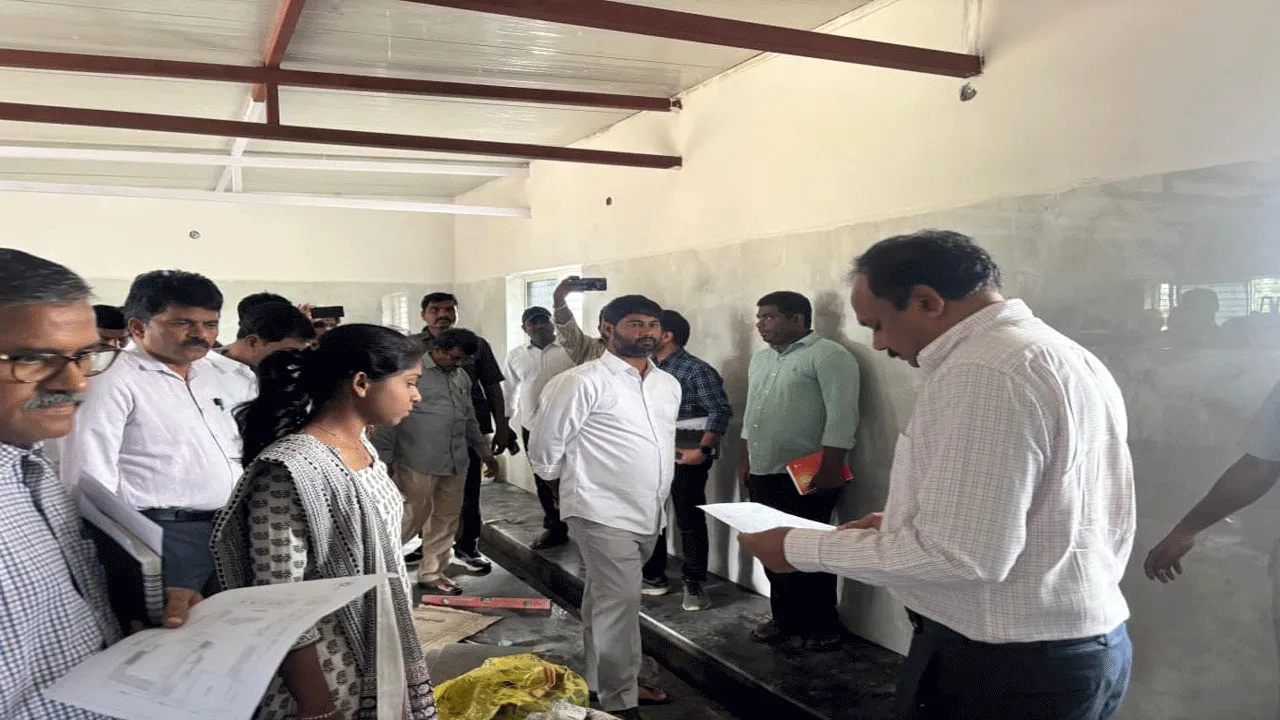 దేవగుడిలో స్మార్ట్‌కిచెన్‌ తనిఖీ చేసిన కలెక్టర్‌