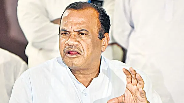 Komatireddy: నిర్మాణ పనుల్లో వేగం పెంచాలి