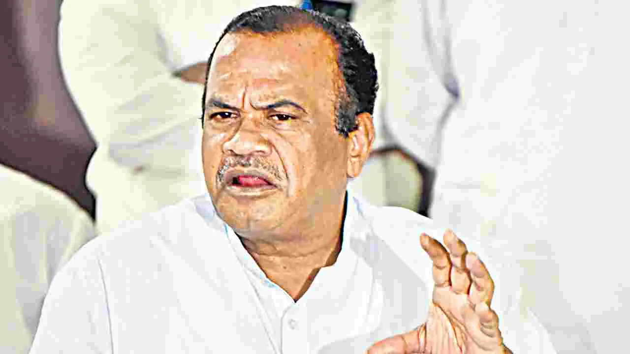 Komatireddy: నిర్మాణ పనుల్లో వేగం పెంచాలి
