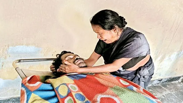     వైద్యుల నిర్లక్ష్యంతోనే మృతి 