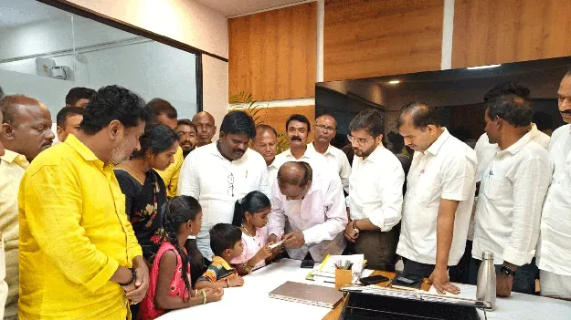  శిరీషకు రూ.5 లక్షల చెక్కు పంపిణీ